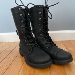 Woman’s size 5 combat boot.